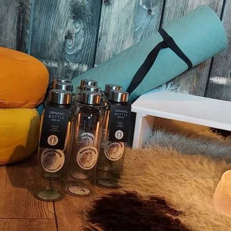 Set yoga attributen voor thuis en studio: yogamat, yogablokken en meditatiekussen