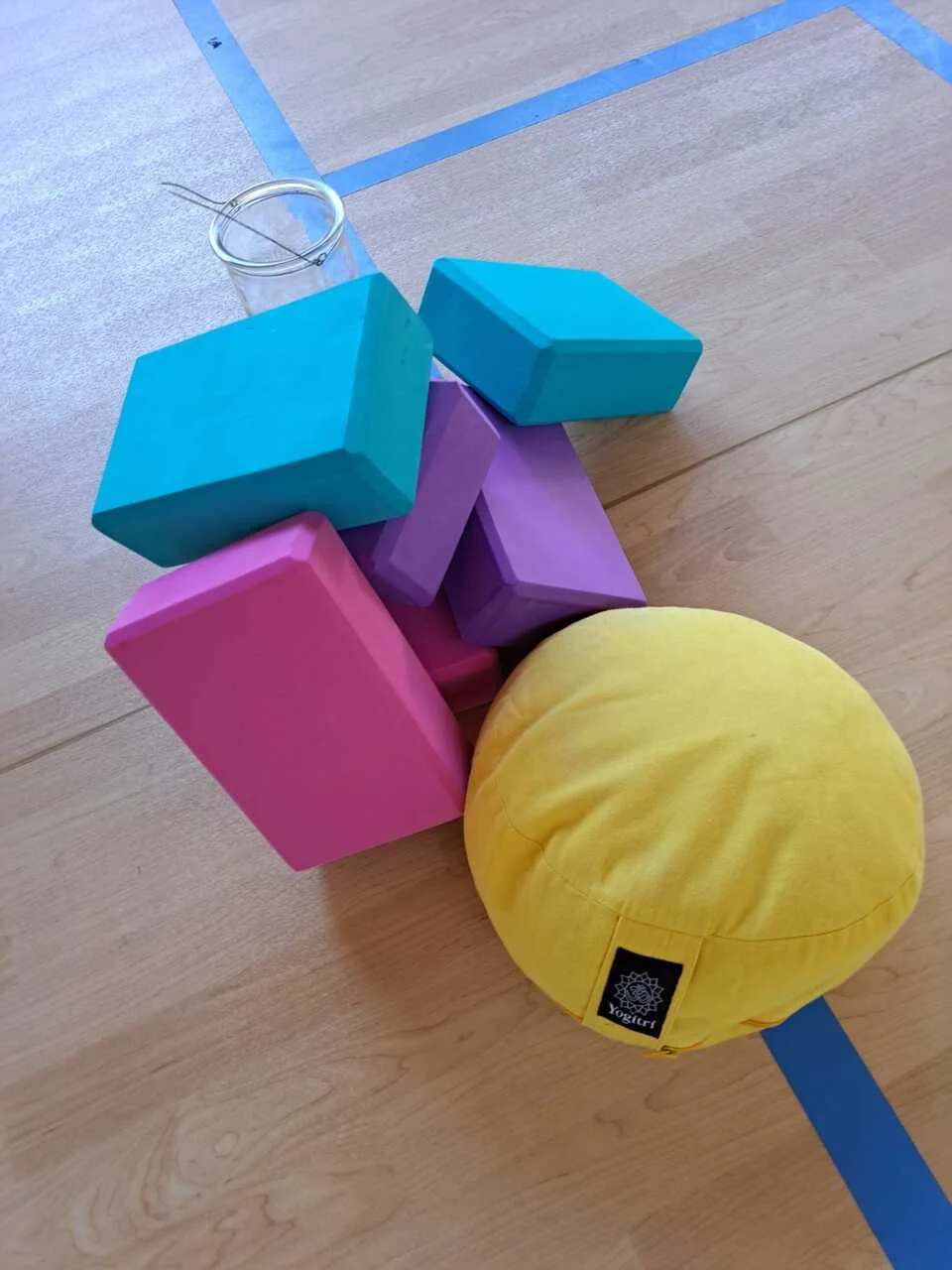 Yogakussens in rustige setting voor ontspanning en meditatie tijdens yogales